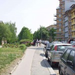A fruit stand at a well frequented crossing