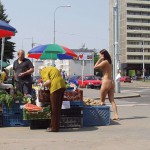 A fruit stand at a well frequented crossing