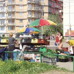 A fruit stand at a well frequented crossing