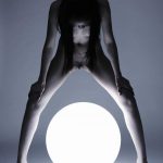 朱倩“水晶球旁的少女