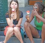 外国人女性の街撮りパンチラ画像まとめ