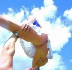 ノーパンな外国人チアガールのおまんこ露出画像