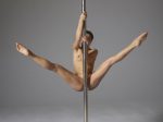 全裸でポールダンスをする外国人ポールダンサー画像