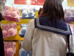 下着売り場でJKがパンツやブラジャーを選ぶ画像