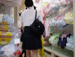 下着売り場でJKがパンツやブラジャーを選ぶ画像