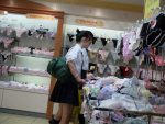 下着売り場でJKがパンツやブラジャーを選ぶ画像