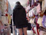 下着売り場でJKがパンツやブラジャーを選ぶ画像