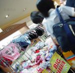 下着売り場でJKがパンツやブラジャーを選ぶ画像