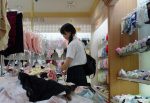 下着売り場でJKがパンツやブラジャーを選ぶ画像