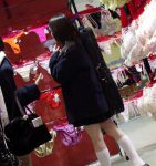 下着売り場でJKがパンツやブラジャーを選ぶ画像