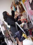 下着売り場でJKがパンツやブラジャーを選ぶ画像