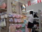 下着売り場でJKがパンツやブラジャーを選ぶ画像
