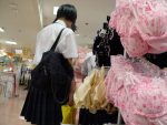 下着売り場でJKがパンツやブラジャーを選ぶ画像