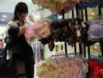 下着売り場でJKがパンツやブラジャーを選ぶ画像
