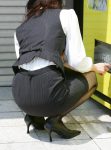 OLがしゃがむとお尻が強調されるエロ画像