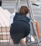 OLがしゃがむとお尻が強調されるエロ画像