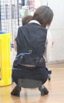 OLがしゃがむとお尻が強調されるエロ画像