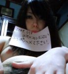 コメントが卑猥なメッセージ付き自撮りのエロ画像