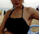 水着女性のワキの下が脇毛未処理なエロ画像