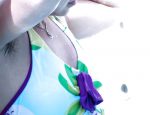 水着女性のワキの下が脇毛未処理なエロ画像