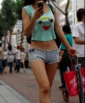 ヘソ出しでお腹を見せるギャルの街撮り画像