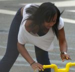 外国人が前屈みで乳首まで見えてる胸チラ画像