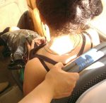 外国人の座り胸チラを見下ろすエロ画像