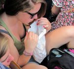 外国人の座り胸チラを見下ろすエロ画像