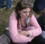 外国人の座り胸チラを見下ろすエロ画像