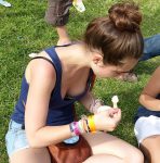 外国人の座り胸チラを見下ろすエロ画像