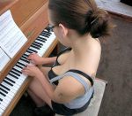 外国人の座り胸チラを見下ろすエロ画像