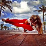 ヨガポーズで胸チラする外国人女性のエロ画像