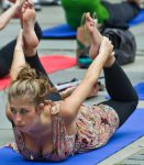 ヨガポーズで胸チラする外国人女性のエロ画像