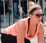 ヨガポーズで胸チラする外国人女性のエロ画像