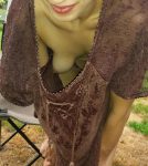 垂れ乳外国人のノーブラ胸チラ画像