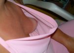 垂れ乳外国人のノーブラ胸チラ画像