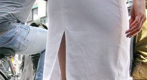 太ももが腿チラするスリットスカートのエロ画像