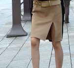 太ももが腿チラするスリットスカートのエロ画像