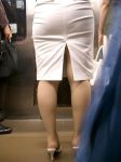 太ももが腿チラするスリットスカートのエロ画像