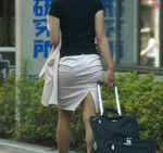 太ももが腿チラするスリットスカートのエロ画像