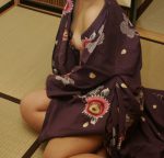 旅行中に浴衣姿で露出するエロ画像