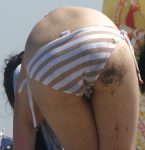 水着姿で砂まみれ・砂遊びのエロ画像