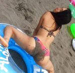 水着姿で砂まみれ・砂遊びのエロ画像