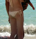 水着姿で砂まみれ・砂遊びのエロ画像