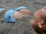 水着姿で砂まみれ・砂遊びのエロ画像