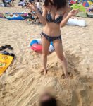 水着姿で砂まみれ・砂遊びのエロ画像