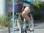 漕いでる自転車パンチラ画像まとめ