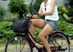 漕いでる自転車パンチラ画像まとめ
