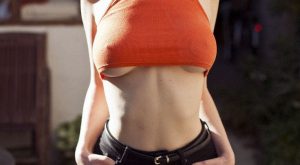 ノーブラな外国人美女の胸ポチエロ画像