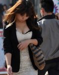 巨乳素人の街中胸チラまとめ